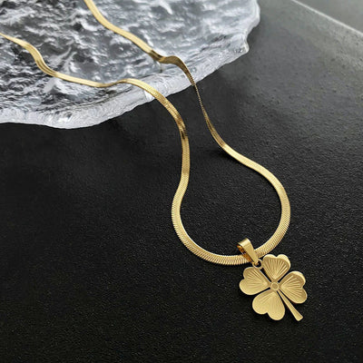 Clover Trace Engraved Necklace – Gold