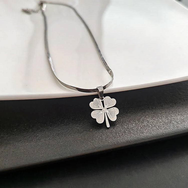 Clover Trace Engraved Necklace – Silver